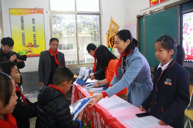 【愛心傳遞，溫暖有你】HiShop海商參加大型公益活動(dòng)——“校服行動(dòng)——HiShop